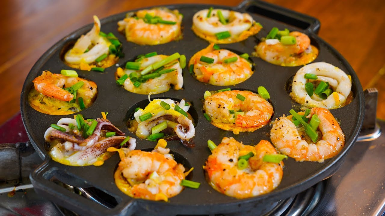 Kỹ thuật đổ bánh điêu luyện – giòn rụm bên ngoài, mềm mịn bên trong