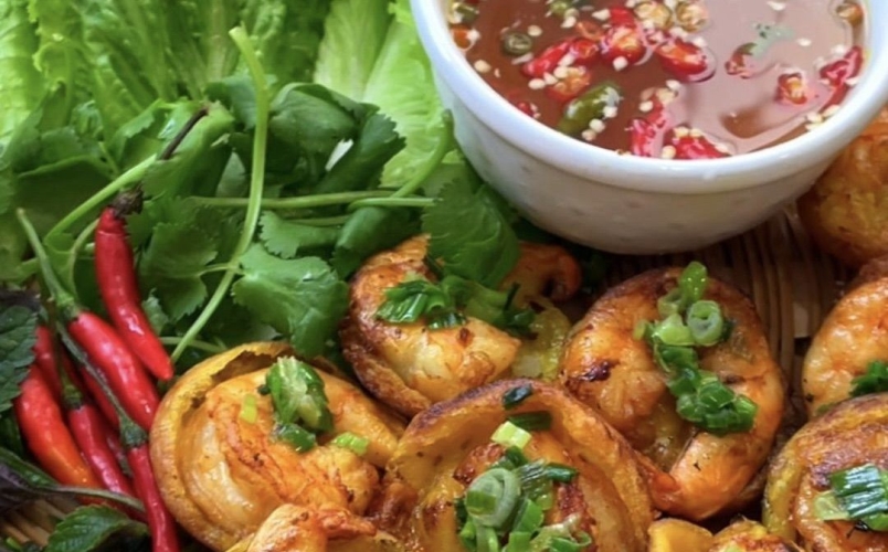 Cách thưởng thức bánh khọt Cô Ba Vũng Tàu đúng điệu tại TP.HCM