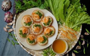 Một ngày ăn chơi ở Vũng Tàu bắt đầu với dĩa bánh khọt nóng hổi